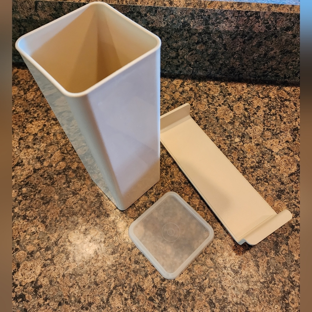 Tupperware 1696-1 Cheese Keeper